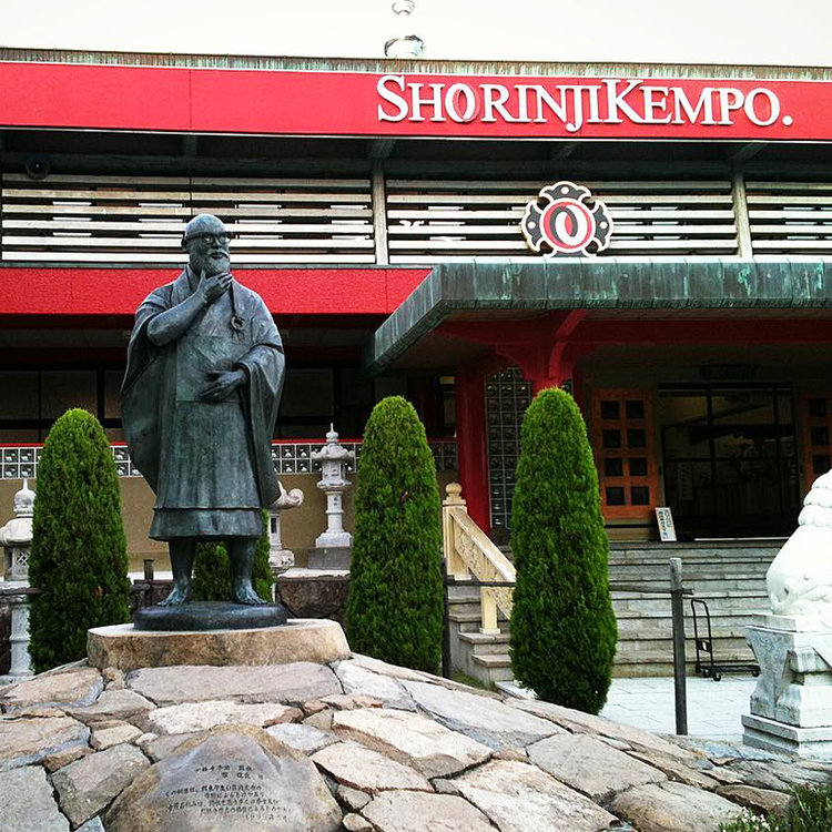Statyn av grundaren So Doshin framför Shorinji Kempos huvudkontor i Japan